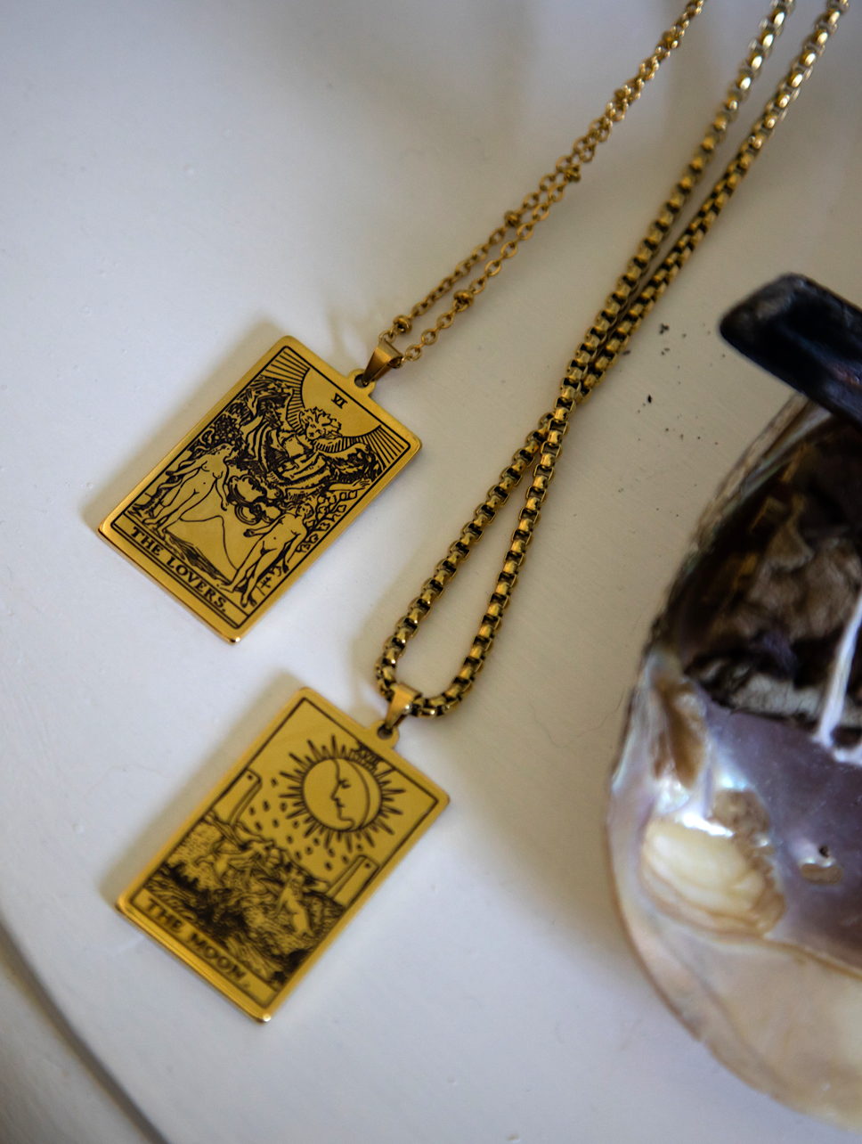 Collana con ciondolo a forma di amuleto quadrato Collana con ciondolo a forma di amuleto quadrato