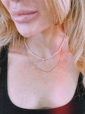 Choker in perle di fiume + iniziale - Wanderlust Factory® ☽ Mobile Fashion Boutique 