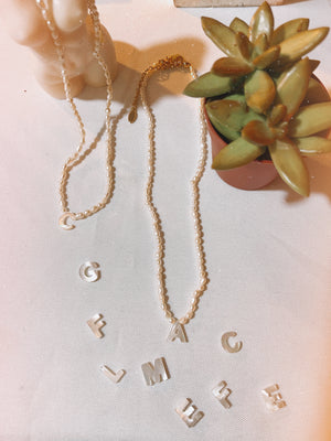Choker in perle di fiume + iniziale - Wanderlust Factory® ☽ Mobile Fashion Boutique 
