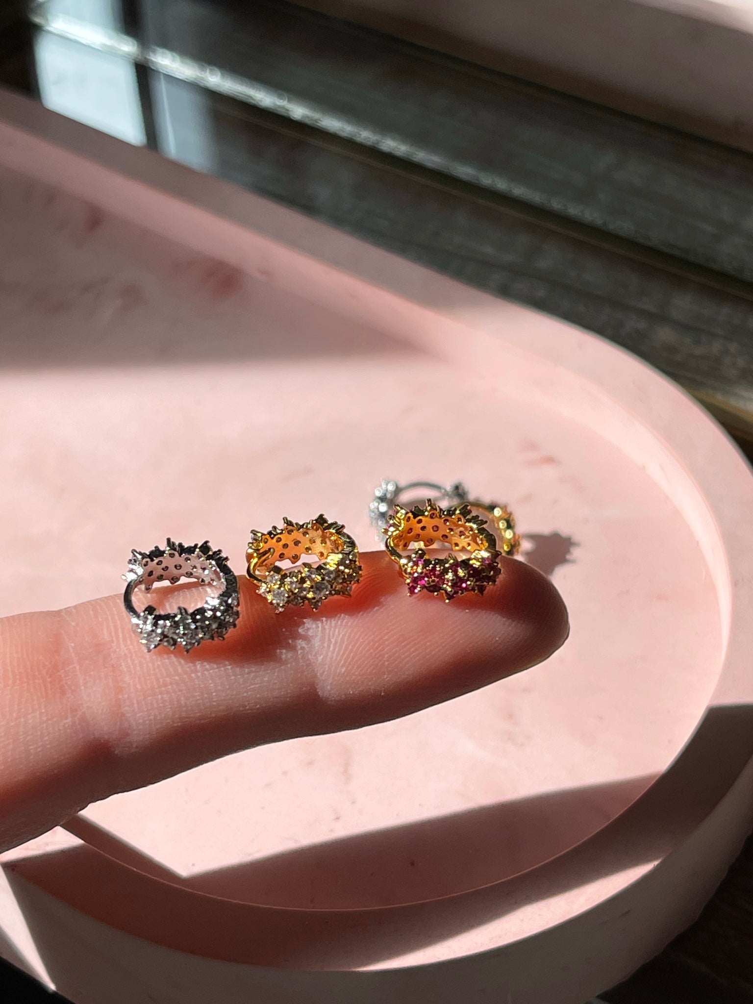 Orecchini mini mini shiny loops - Wanderlust Factory® ☽ Mobile Fashion Boutique 