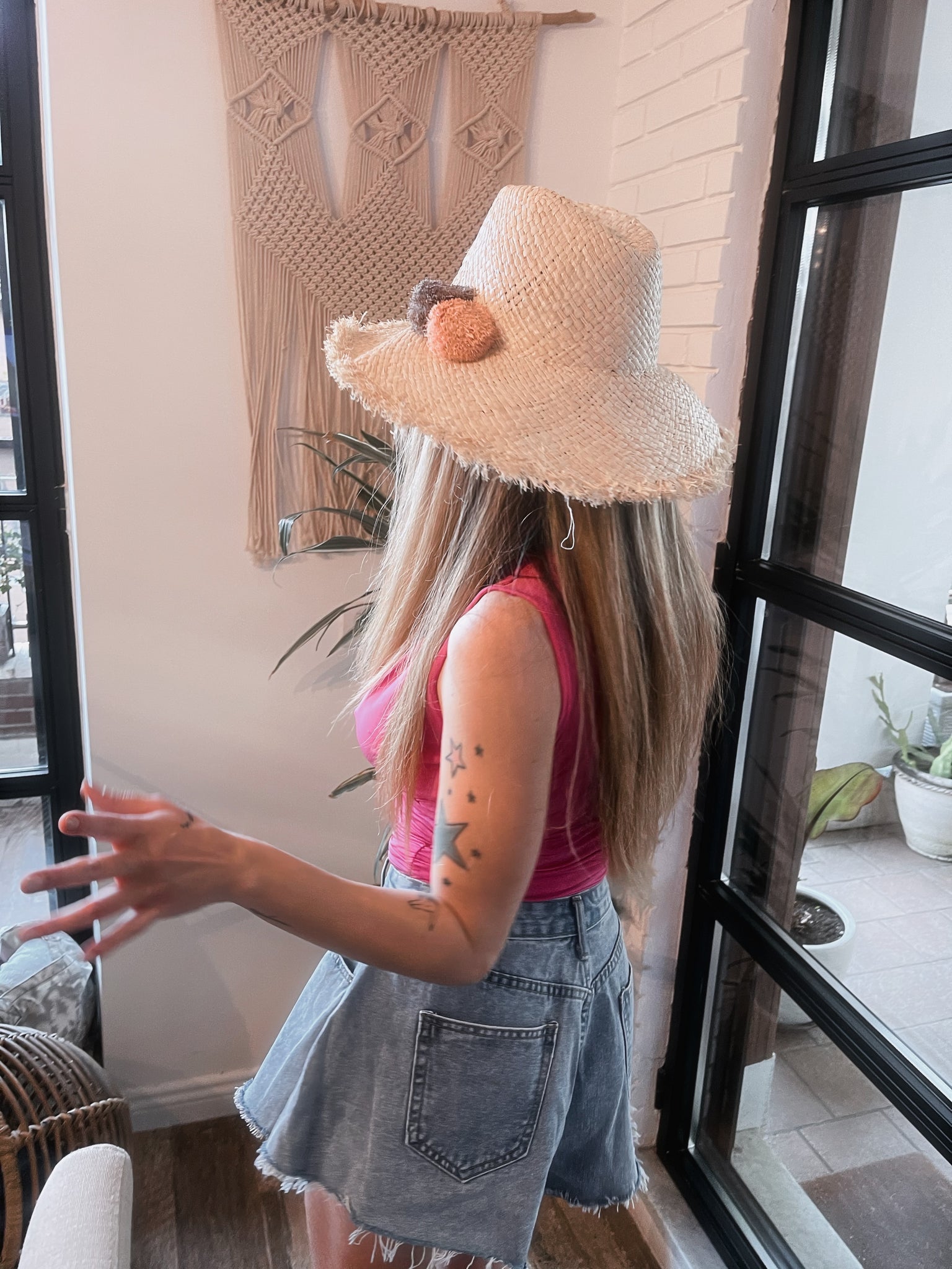 Cappello di paglia pompom - Wanderlust Factory® ☽ Mobile Fashion Boutique 