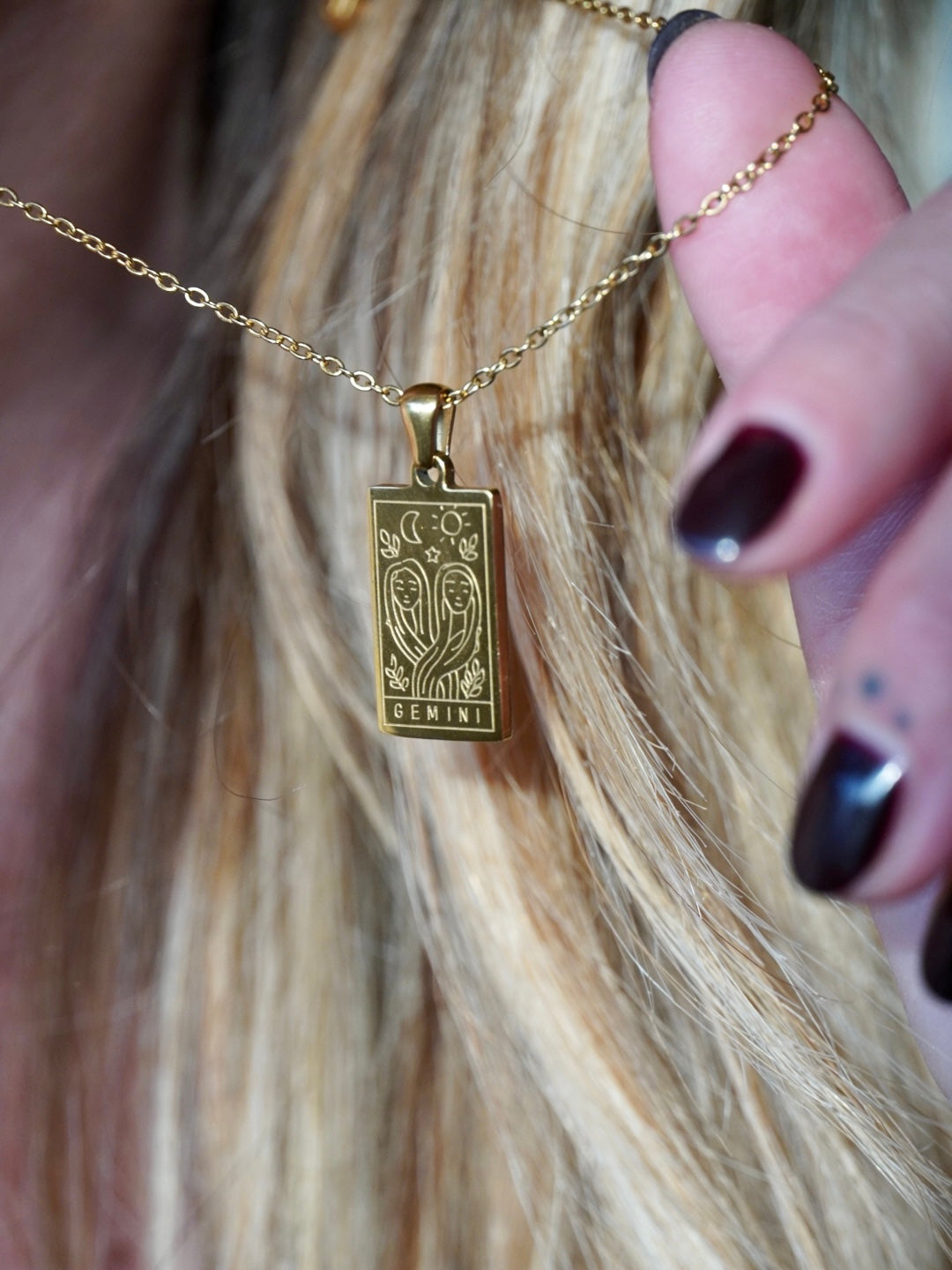 Collana Segno Zodiacale - doppia incisione - Wanderlust Factory® ☽ Mobile Fashion Boutique 